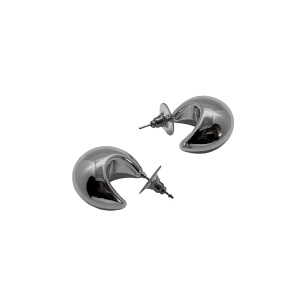 Arete Media Luna Plateado – Elegancia en cada detalle
